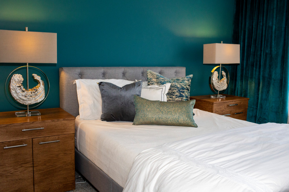 Immagine di una camera degli ospiti minimalista di medie dimensioni con pareti verdi e nessun camino