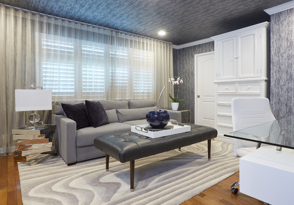 Idee per una piccola camera degli ospiti contemporanea con pareti blu, pavimento in legno massello medio e pavimento multicolore