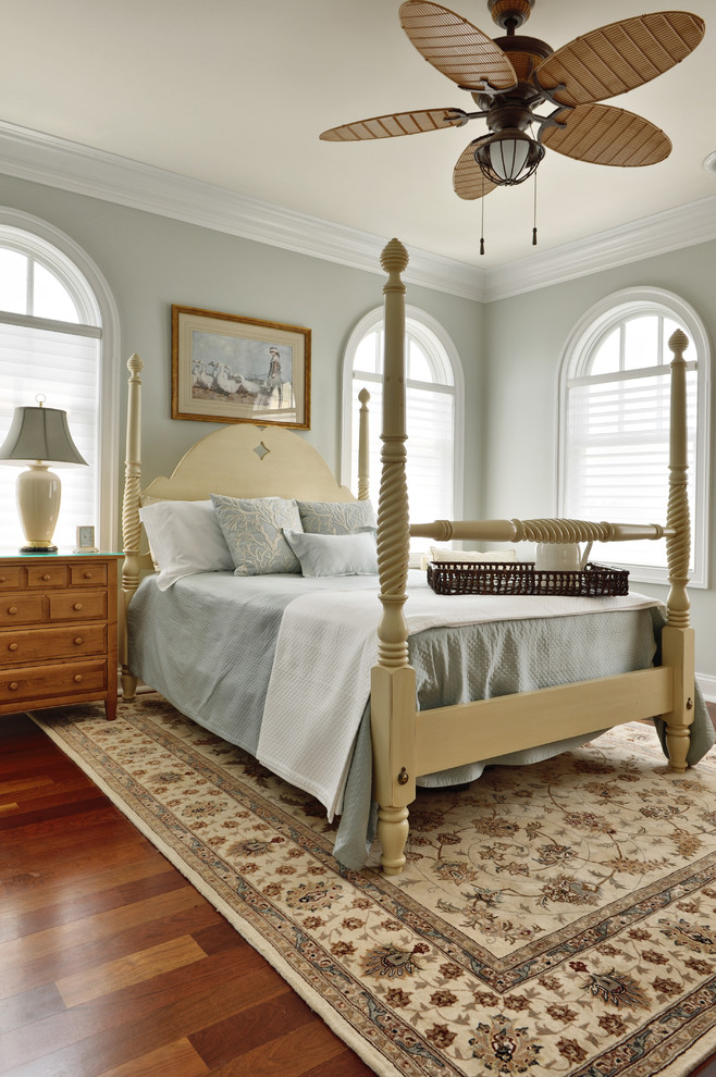 Источник вдохновения для домашнего уюта: спальня в классическом стиле с серыми стенами