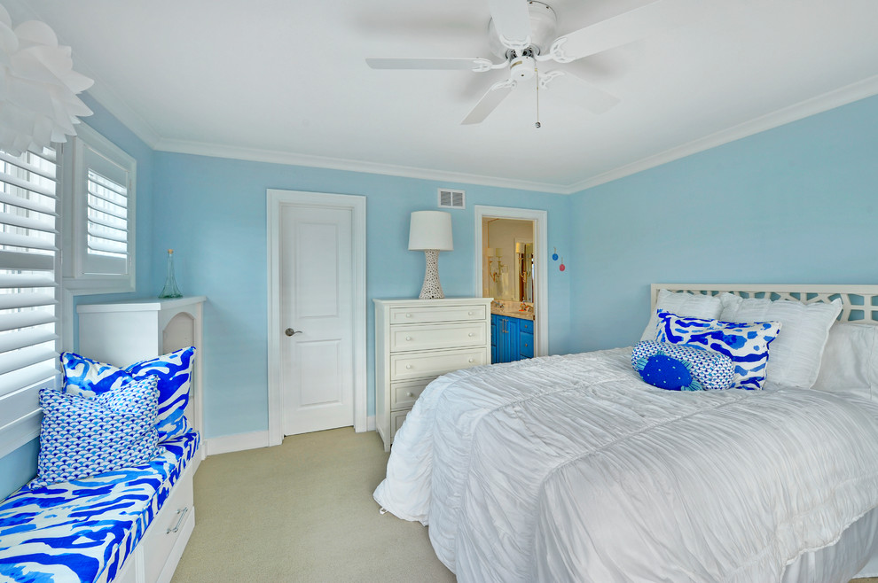 Foto di una camera degli ospiti stile marinaro con pareti blu e moquette