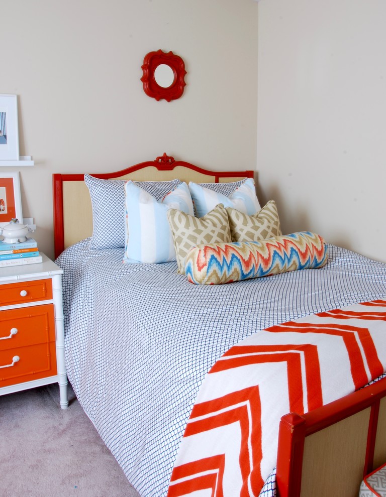 Idee per una piccola camera degli ospiti chic con pareti beige, moquette e pavimento beige