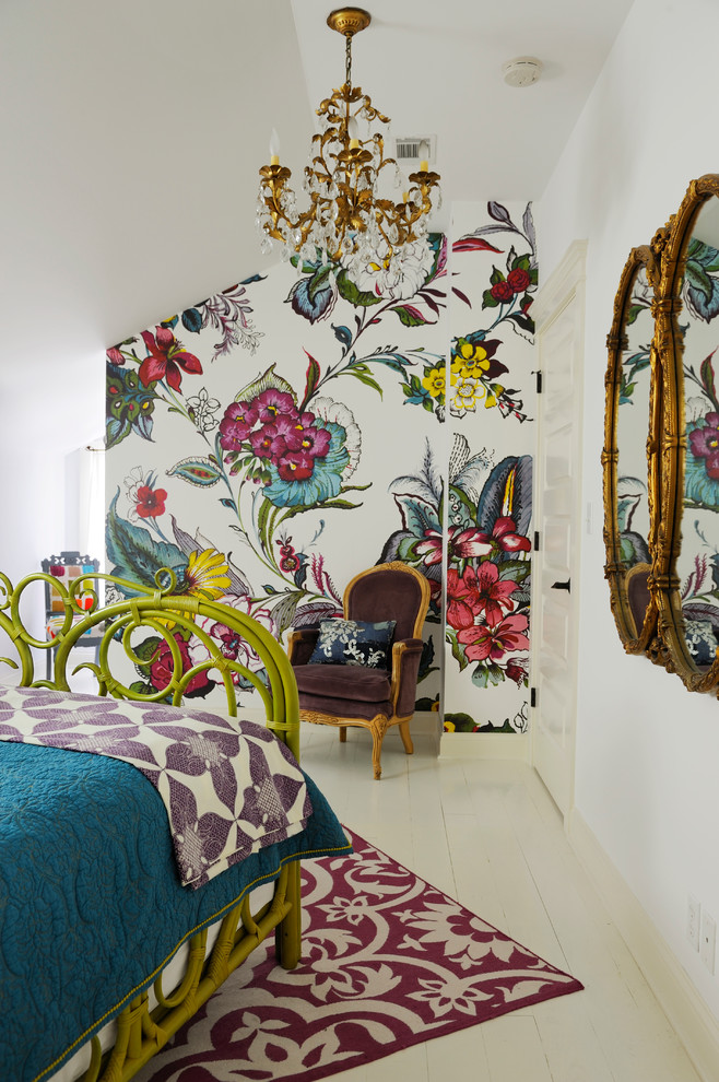 На фото: маленькая гостевая спальня (комната для гостей) в стиле фьюжн с белыми стенами и деревянным полом для на участке и в саду