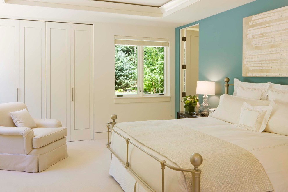 Immagine di una camera degli ospiti chic con pareti blu