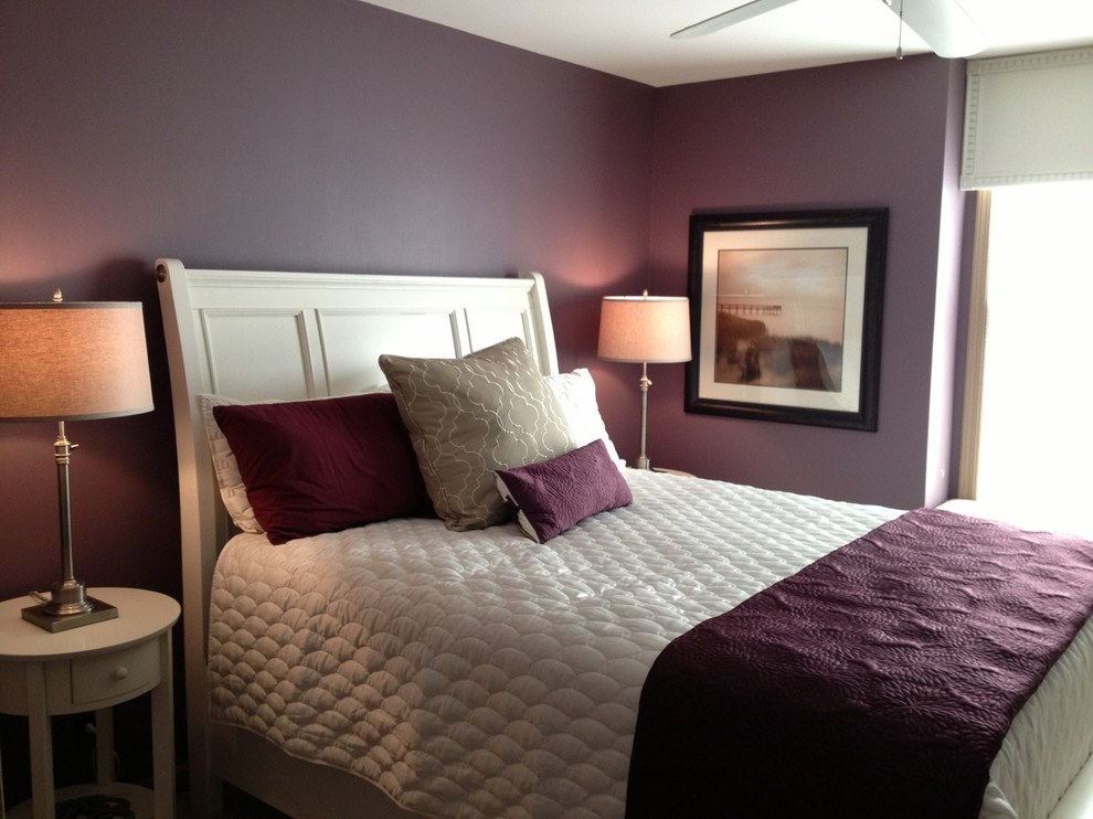 Стильный дизайн: маленькая гостевая спальня (комната для гостей) в современном стиле с фиолетовыми стенами для на участке и в саду - последний тренд