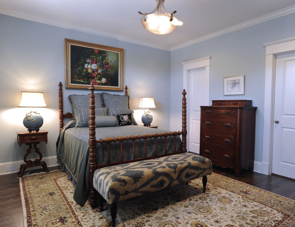 Immagine di una camera degli ospiti chic con pareti blu e parquet scuro