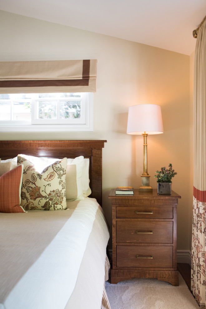 Foto di una camera degli ospiti chic di medie dimensioni con pareti beige e pavimento in legno massello medio