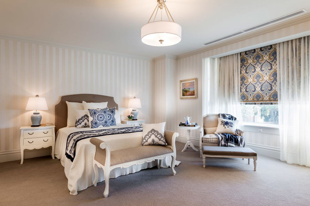 На фото: гостевая спальня (комната для гостей) в морском стиле с разноцветными стенами, ковровым покрытием и бежевым полом без камина с