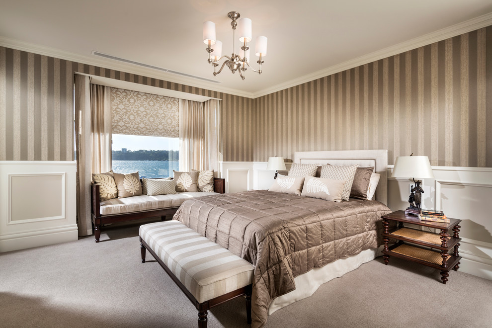 Пример оригинального дизайна: большая гостевая спальня (комната для гостей) в стиле неоклассика (современная классика) с бежевыми стенами и ковровым покрытием
