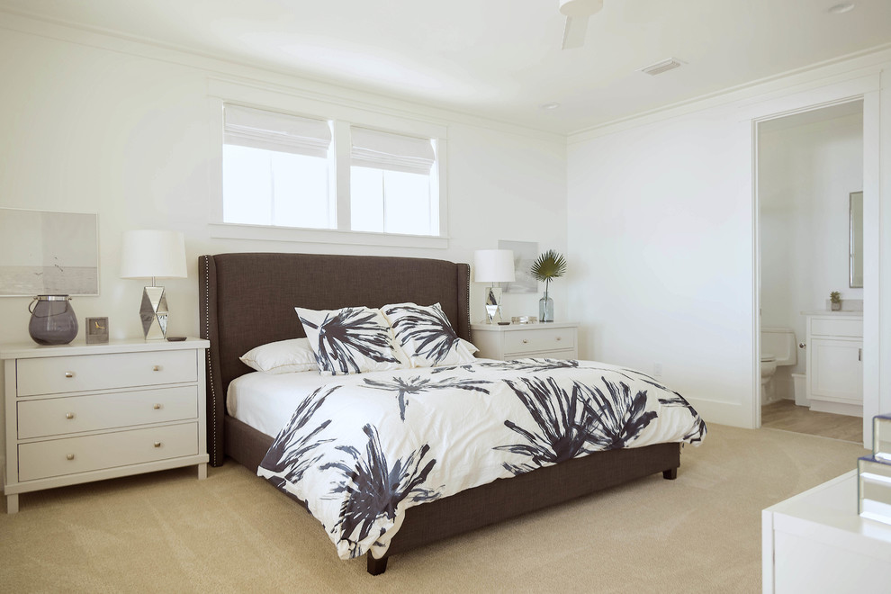 マイアミにある広いビーチスタイルのおしゃれな主寝室 (白い壁、カーペット敷き、暖炉なし、ベージュの床) のレイアウト