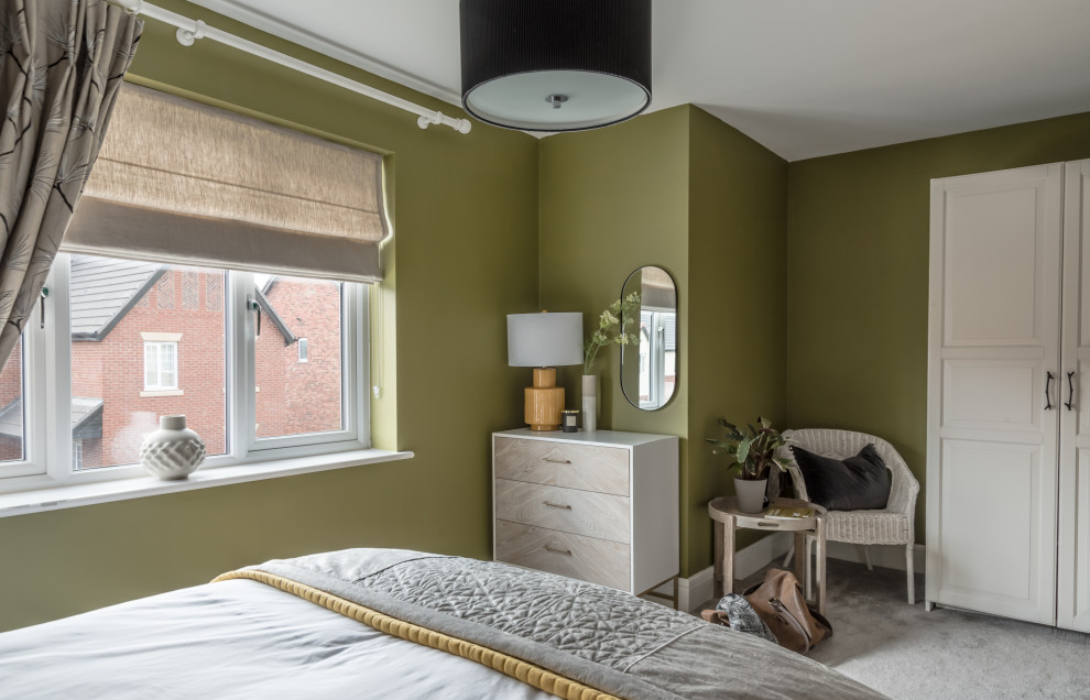 Diseño de habitación de invitados tradicional de tamaño medio sin chimenea con paredes verdes, moqueta y suelo gris