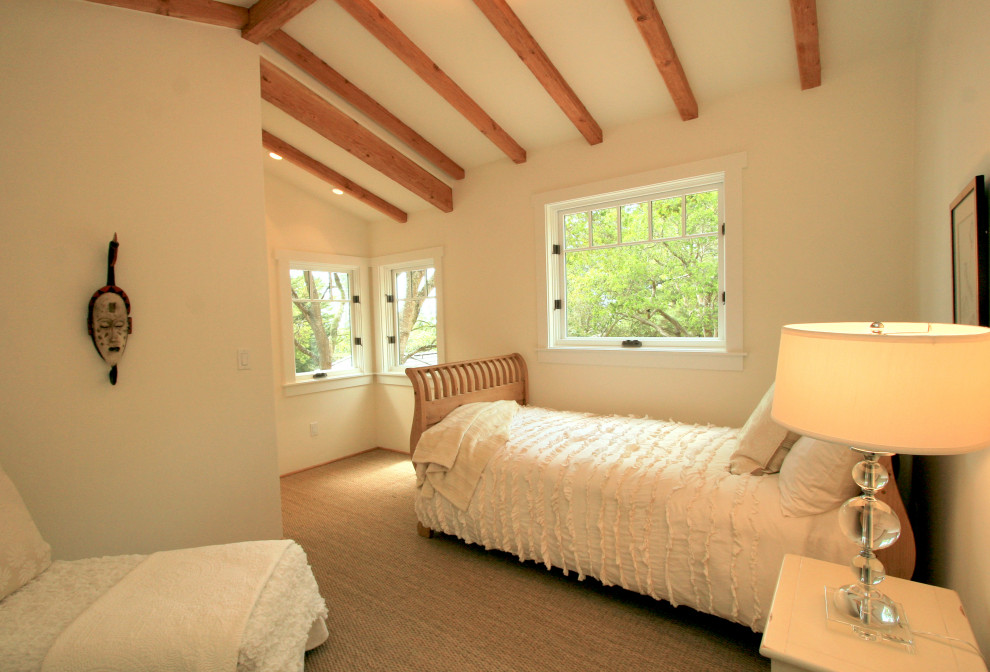 Идея дизайна: маленькая гостевая спальня (комната для гостей) в стиле кантри с белыми стенами, ковровым покрытием и коричневым полом для на участке и в саду