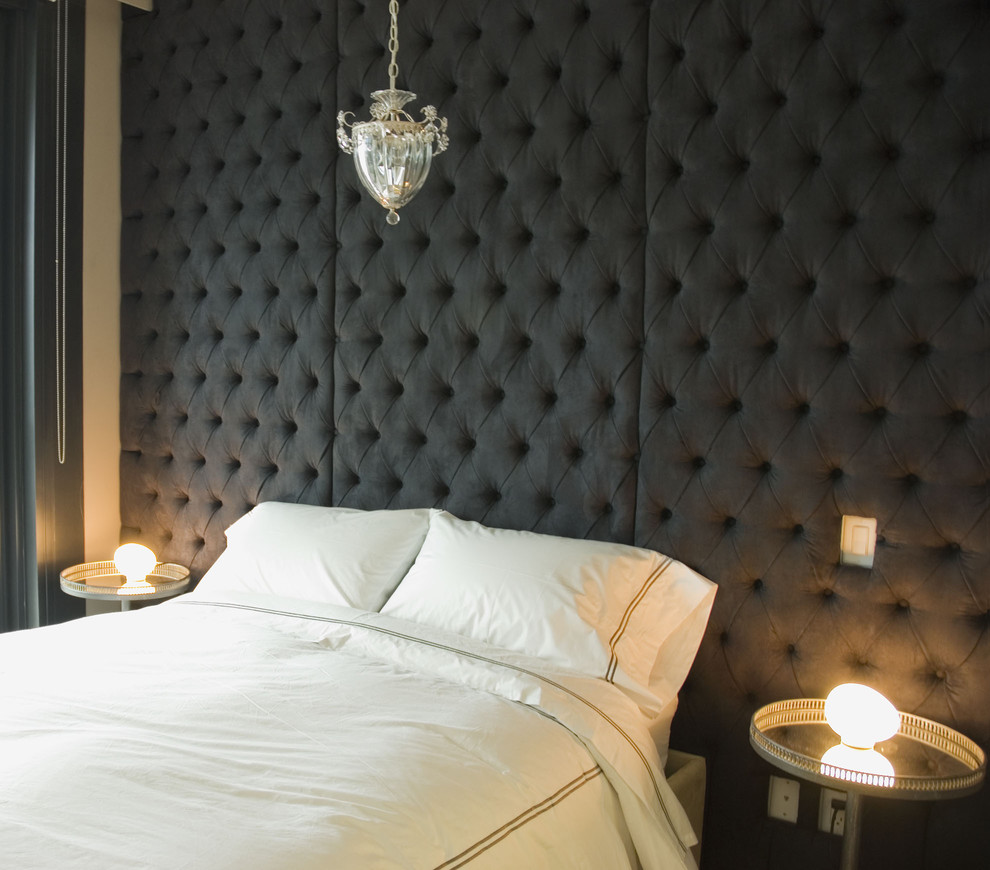 バンクーバーにあるコンテンポラリースタイルのおしゃれな客用寝室 (黒い壁) のレイアウト
