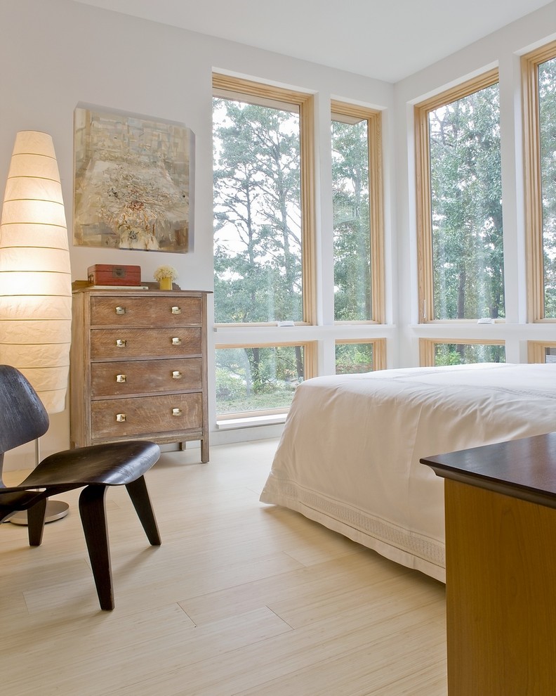 Cette photo montre une chambre moderne avec parquet en bambou.