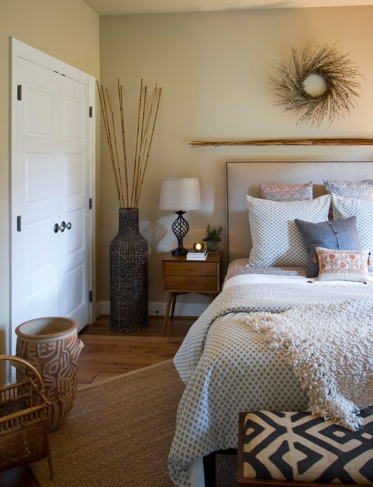 Esempio di una camera degli ospiti classica con pareti beige e pavimento in legno massello medio