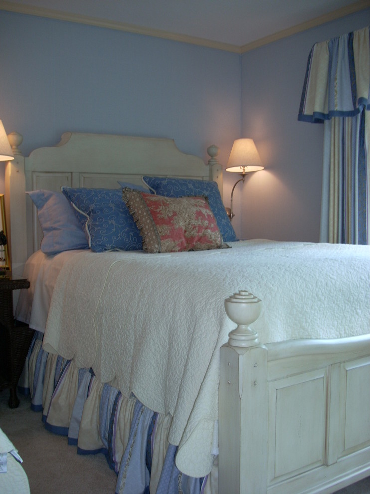 Cette image montre une chambre traditionnelle de taille moyenne avec un mur bleu.