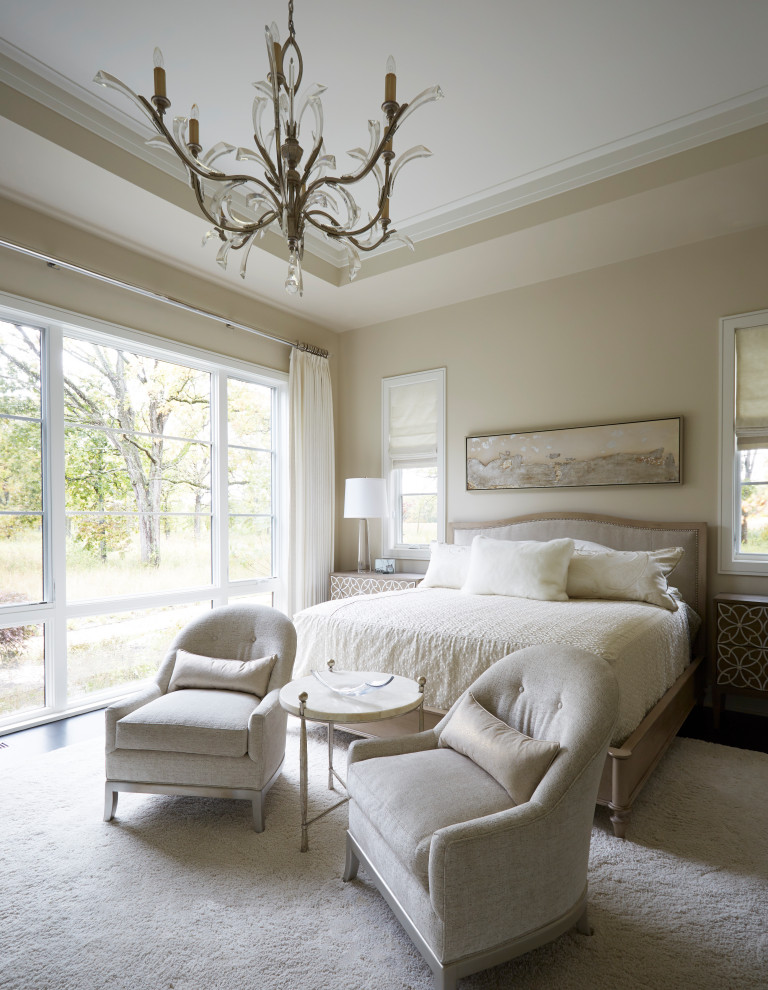 Foto de habitación de invitados clásica renovada grande sin chimenea con paredes beige, suelo de madera oscura y suelo marrón