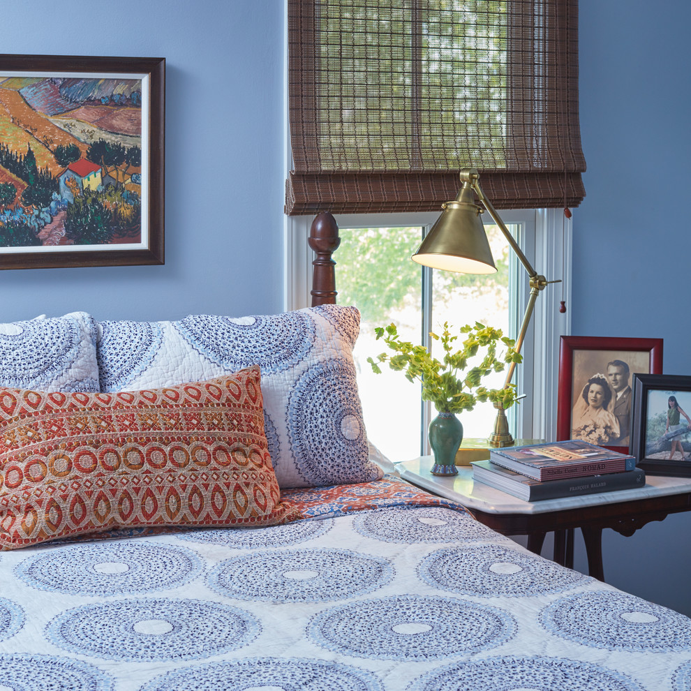 Inspiration pour une chambre d'amis traditionnelle de taille moyenne avec un mur bleu, parquet foncé et aucune cheminée.