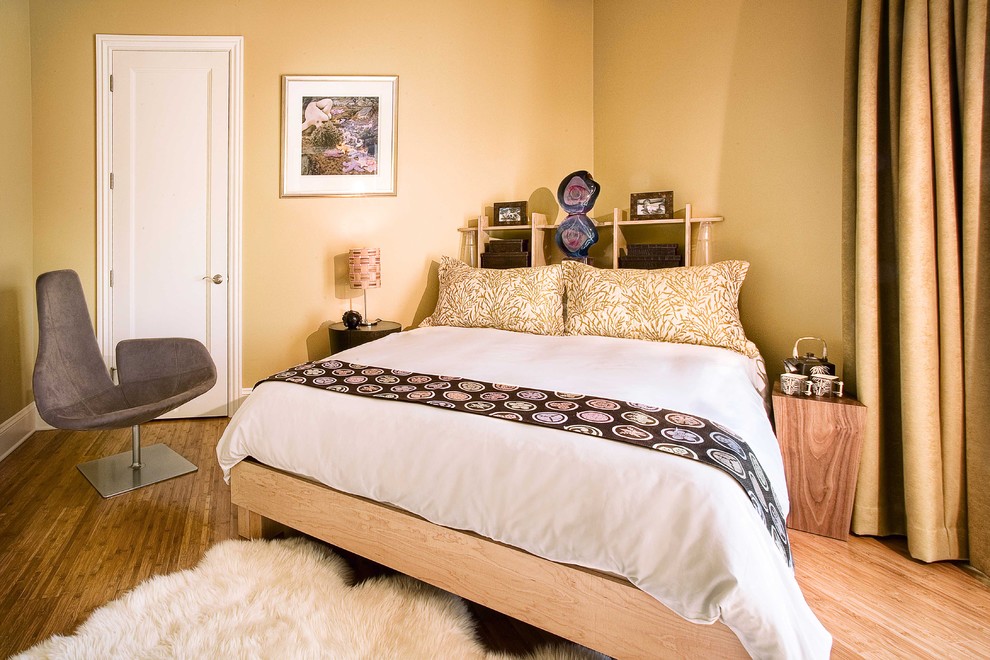Пример оригинального дизайна: спальня в современном стиле с полом из бамбука