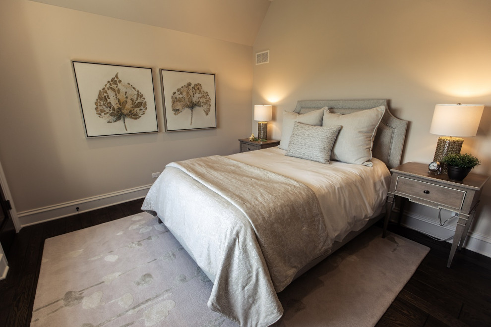 Foto de habitación de invitados tradicional renovada grande con paredes grises, suelo de madera en tonos medios y suelo marrón