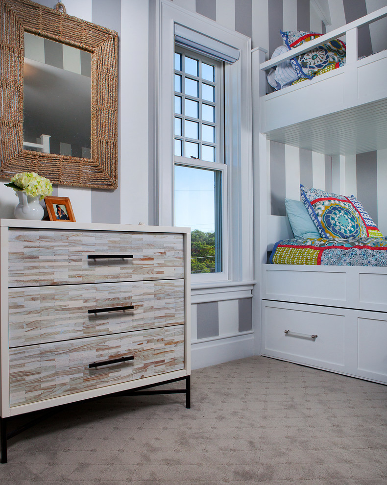 Ejemplo de habitación de invitados actual de tamaño medio con paredes grises, moqueta y suelo beige