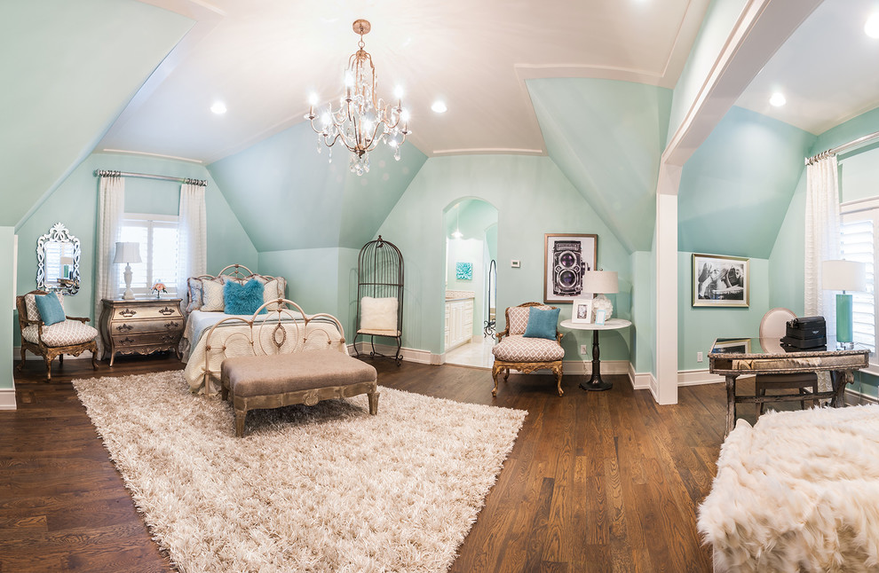 Großes Shabby-Look Gästezimmer mit blauer Wandfarbe und braunem Holzboden in Kansas City