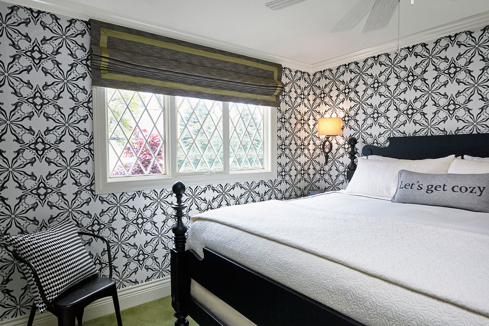 На фото: гостевая спальня среднего размера, (комната для гостей) в современном стиле с белыми стенами, ковровым покрытием и зеленым полом без камина