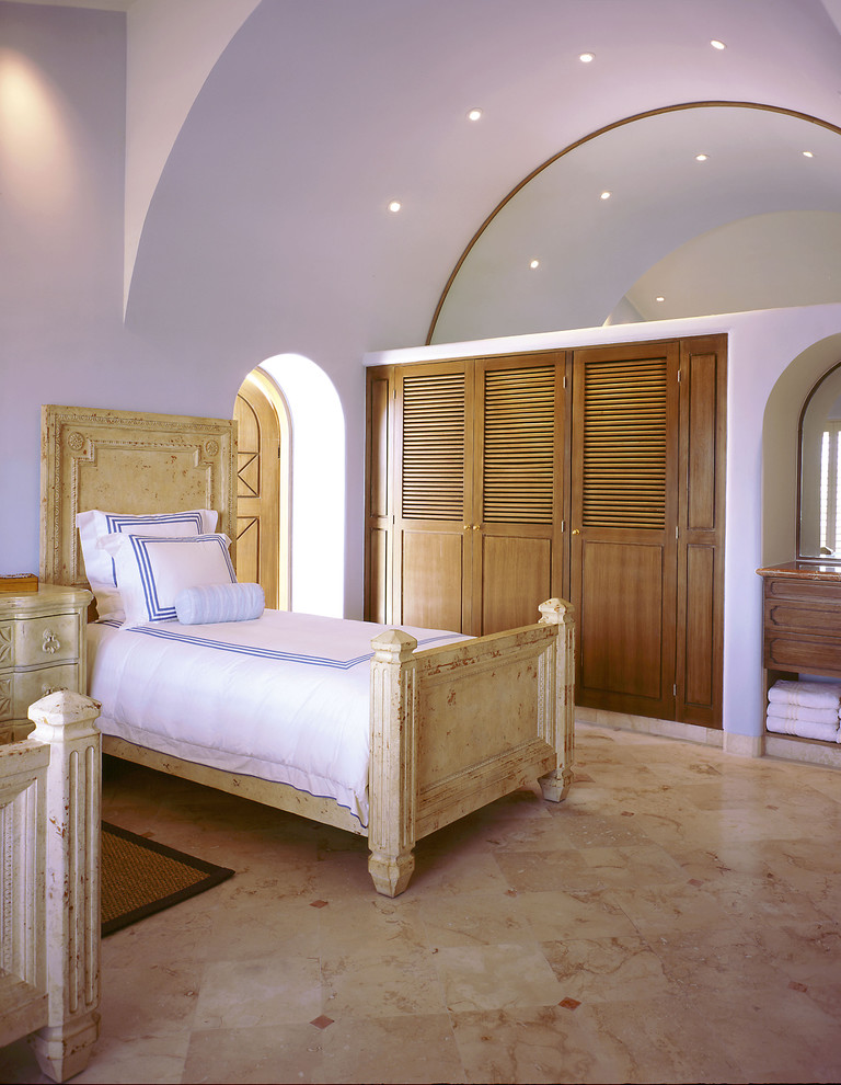 Immagine di una camera da letto mediterranea con pareti viola e pavimento in marmo