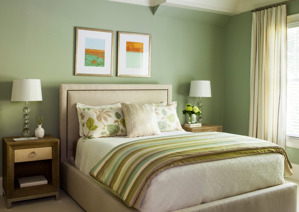 На фото: большая гостевая спальня (комната для гостей) в стиле неоклассика (современная классика) с синими стенами и ковровым покрытием