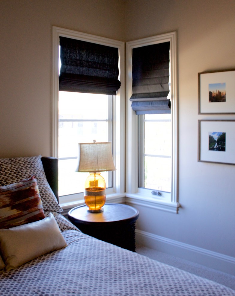 Immagine di una camera degli ospiti tradizionale di medie dimensioni con pareti beige, moquette e pavimento beige