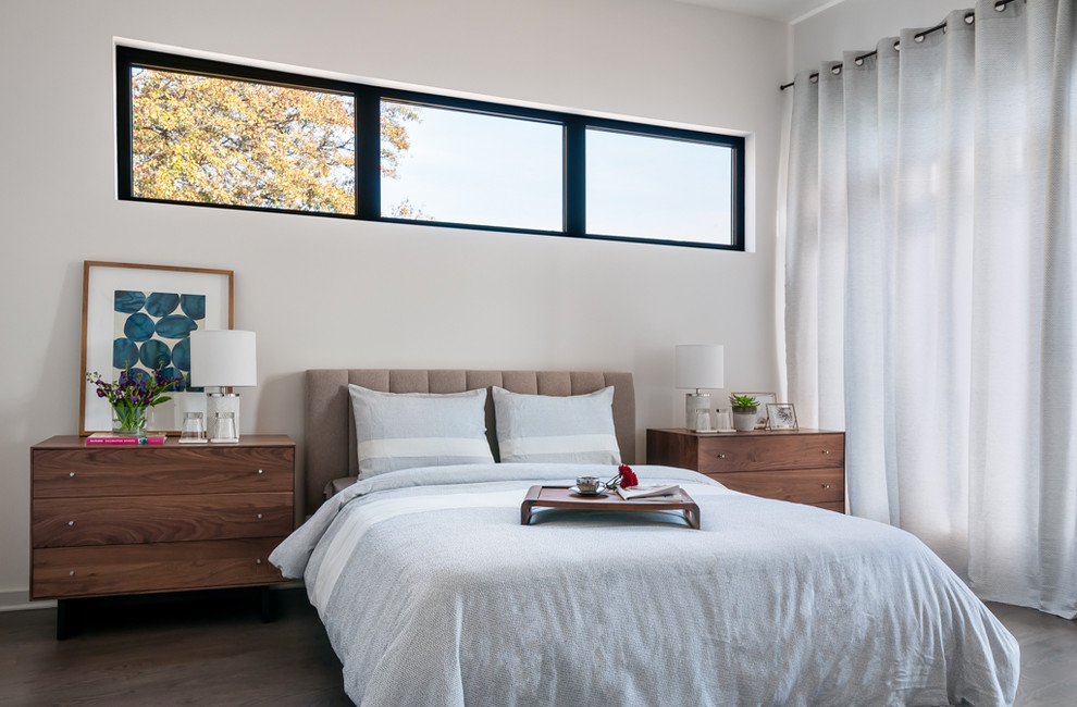 Imagen de habitación de invitados contemporánea de tamaño medio con paredes blancas, suelo de madera en tonos medios y suelo marrón
