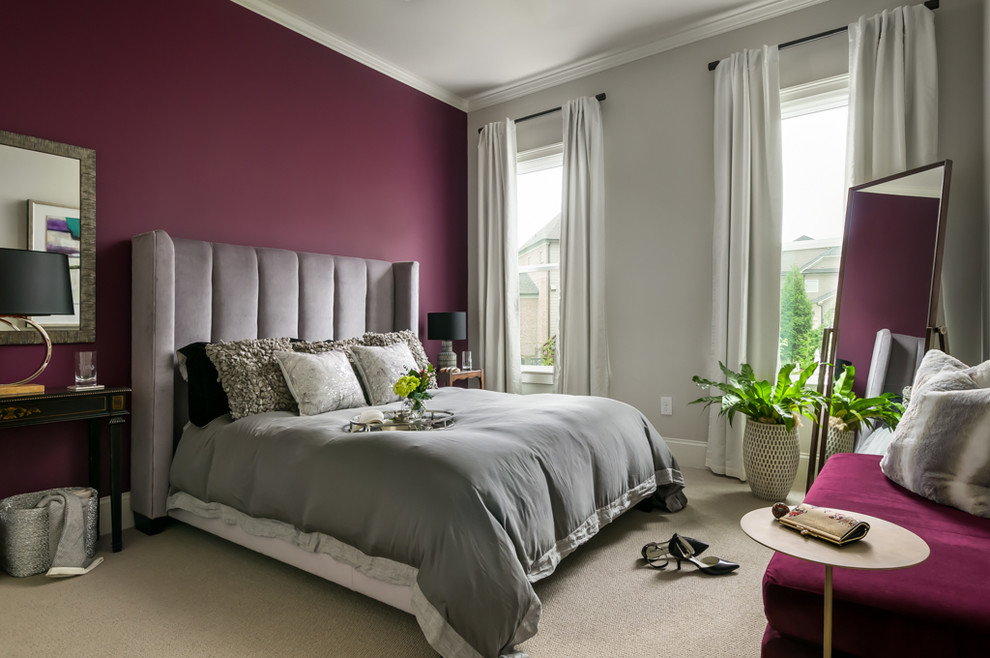 Foto di una camera degli ospiti boho chic di medie dimensioni con pareti viola, moquette, nessun camino e pavimento beige