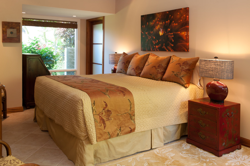 Imagen de habitación de invitados tropical con paredes beige y suelo de baldosas de porcelana