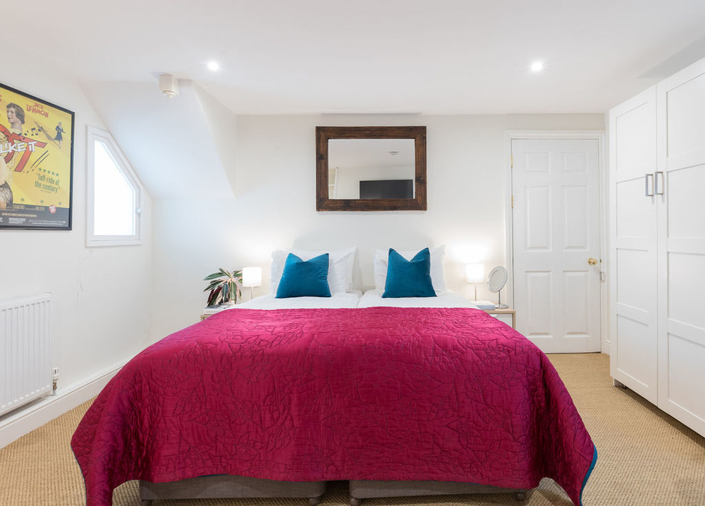 Mittelgroßes Klassisches Gästezimmer ohne Kamin mit weißer Wandfarbe, Teppichboden und beigem Boden in Sussex