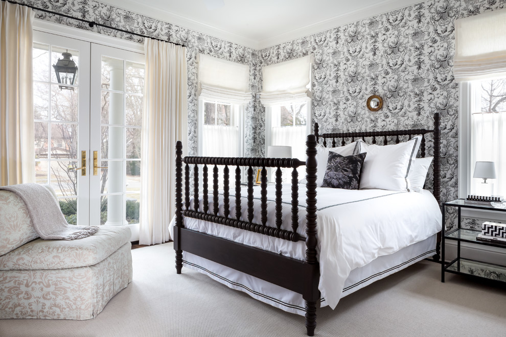 Свежая идея для дизайна: гостевая спальня среднего размера, (комната для гостей) в классическом стиле с разноцветными стенами, ковровым покрытием и серым полом - отличное фото интерьера