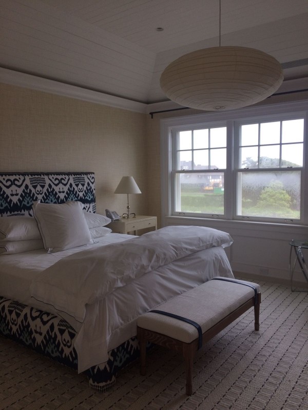 Immagine di una camera degli ospiti nordica di medie dimensioni con pareti beige, moquette, nessun camino e pavimento marrone