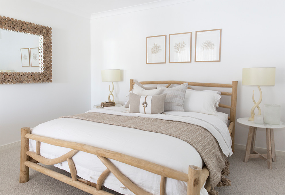 ゴールドコーストにある広いビーチスタイルのおしゃれな客用寝室 (白い壁、カーペット敷き、グレーの床) のレイアウト
