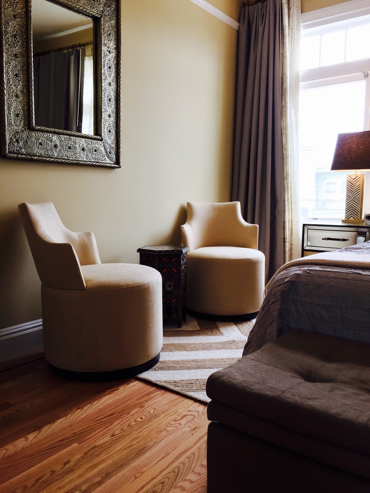 Kleines Modernes Gästezimmer ohne Kamin mit braunem Holzboden, braunem Boden und beiger Wandfarbe in San Francisco