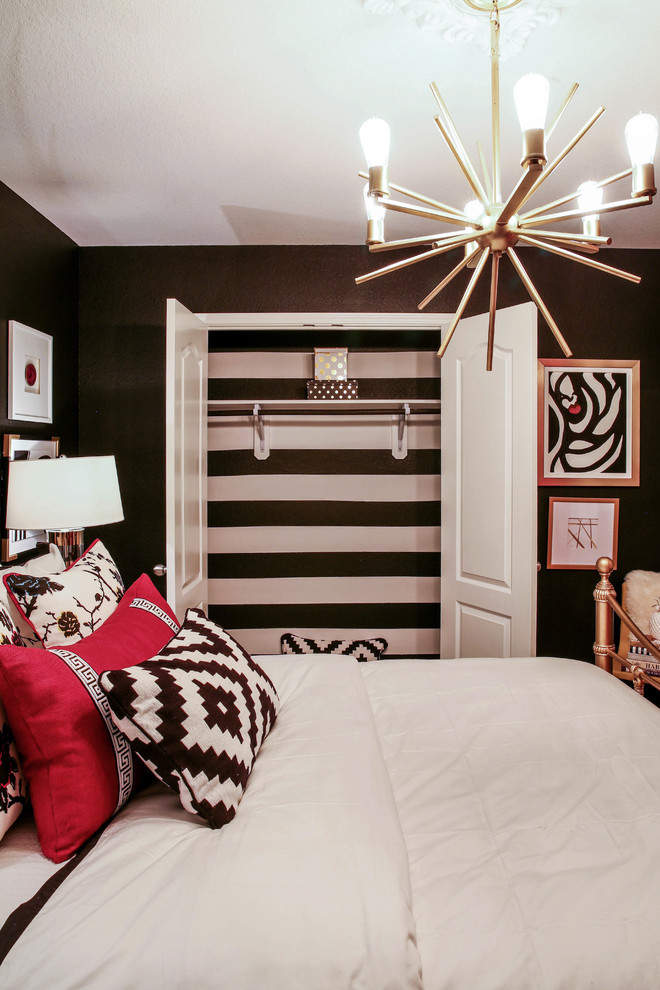 Foto de habitación de invitados clásica renovada con paredes negras y suelo de madera pintada