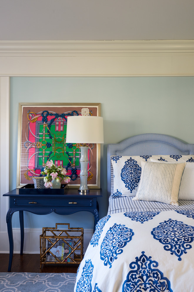 На фото: большая гостевая спальня (комната для гостей): освещение в стиле неоклассика (современная классика) с синими стенами и паркетным полом среднего тона