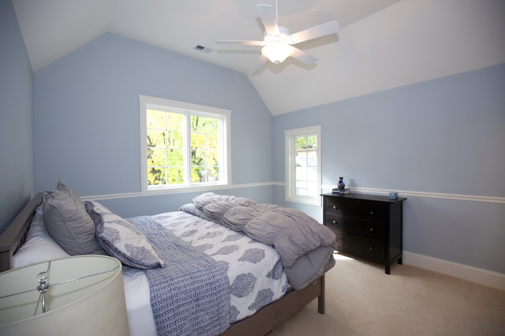 Идея дизайна: гостевая спальня среднего размера, (комната для гостей) в стиле кантри с синими стенами, ковровым покрытием и бежевым полом