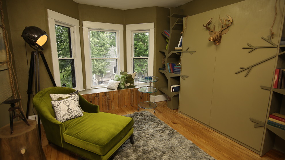 Foto de habitación de invitados minimalista pequeña sin chimenea con paredes verdes y suelo de madera clara