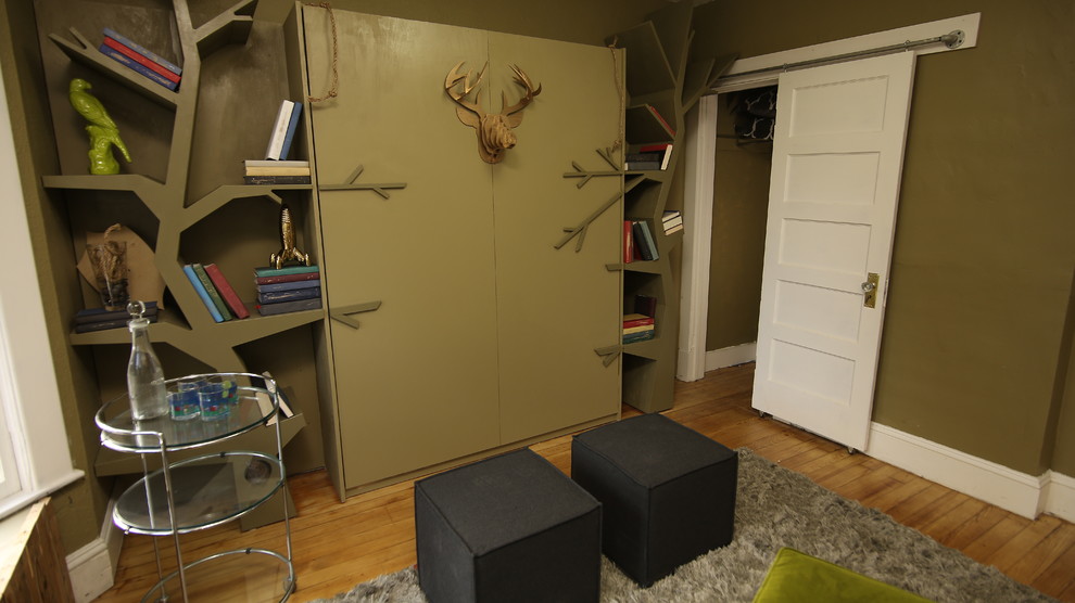 Bild på ett litet funkis gästrum, med gröna väggar och ljust trägolv