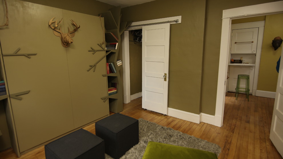 Inspiration pour une petite chambre d'amis minimaliste avec un mur vert, parquet clair et aucune cheminée.