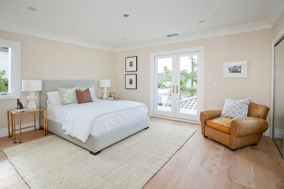 Ejemplo de habitación de invitados tradicional renovada de tamaño medio con paredes beige, suelo de madera clara y suelo beige