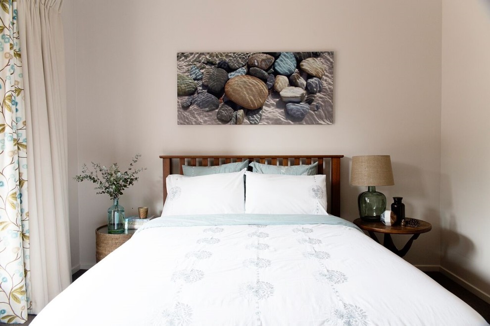 メルボルンにある中くらいなトランジショナルスタイルのおしゃれな客用寝室 (ベージュの壁、カーペット敷き) のレイアウト