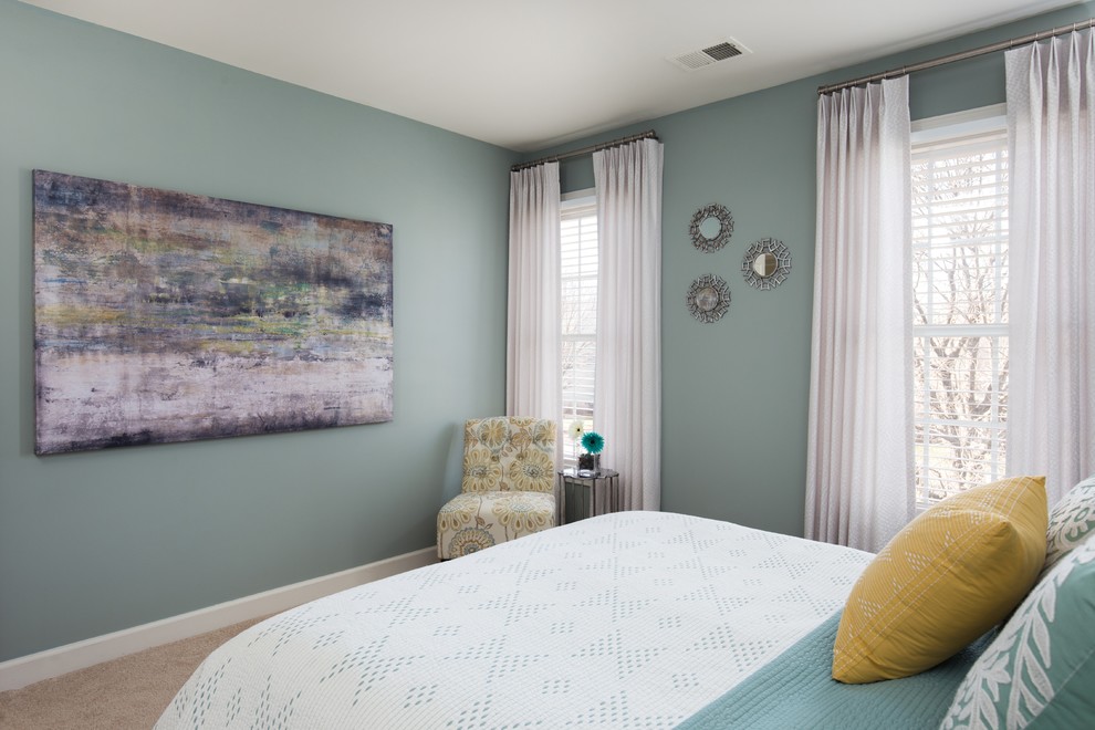 Immagine di una camera degli ospiti design di medie dimensioni con pareti bianche, moquette, nessun camino e pavimento beige