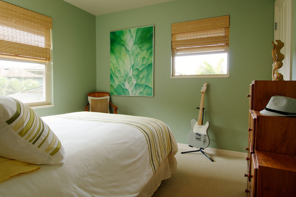 Ispirazione per una piccola camera degli ospiti tropicale con pareti verdi e moquette