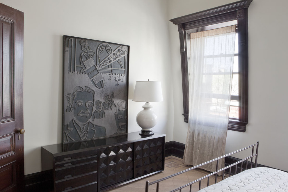 Пример оригинального дизайна: гостевая спальня (комната для гостей) в стиле неоклассика (современная классика) с белыми стенами