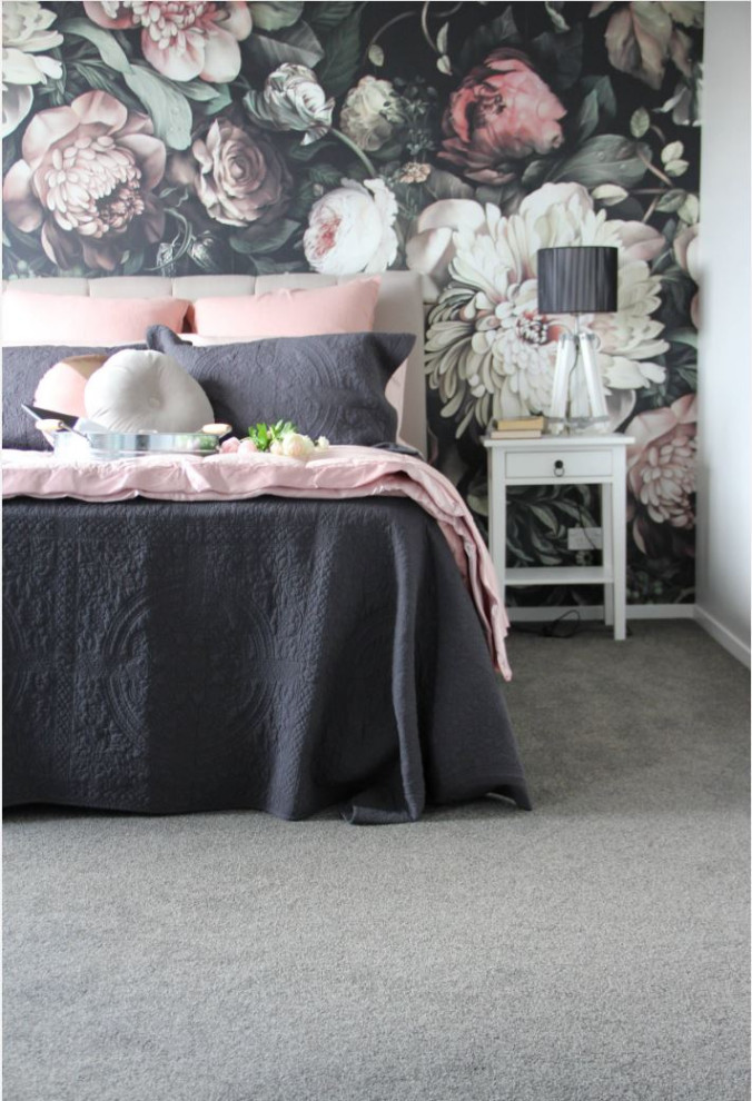 Großes Shabby-Look Gästezimmer mit weißer Wandfarbe, Teppichboden, grauem Boden, gewölbter Decke und Tapetenwänden in Auckland