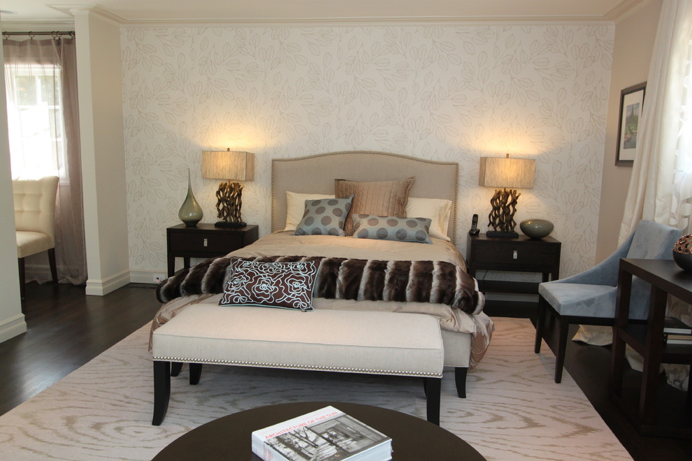 Modelo de dormitorio contemporáneo con paredes beige y suelo de madera oscura